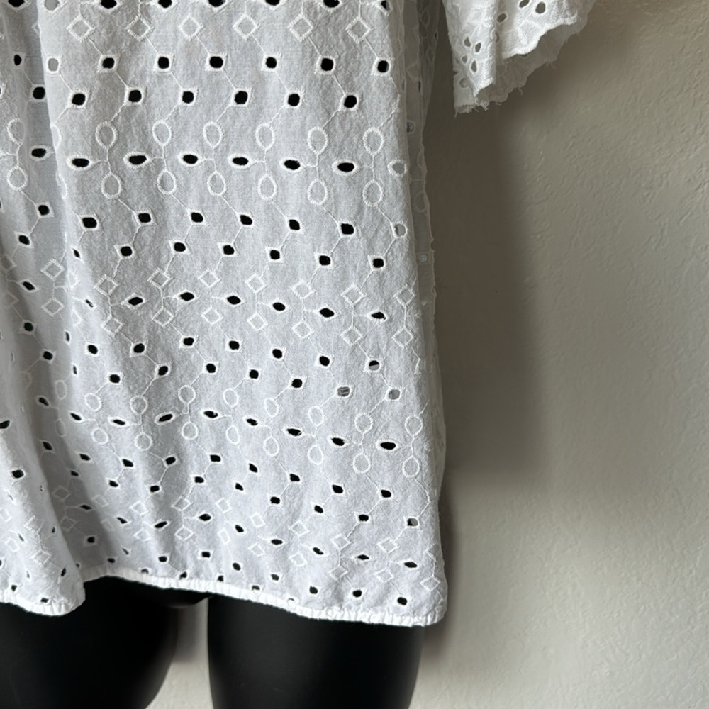 Universal Thread Eyelet Top - Picture 3 of 5